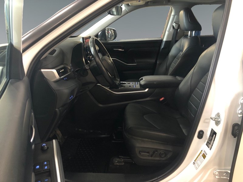 2022 Toyota Highlander XLE AWD - 2 Sets of Wheels Incl.